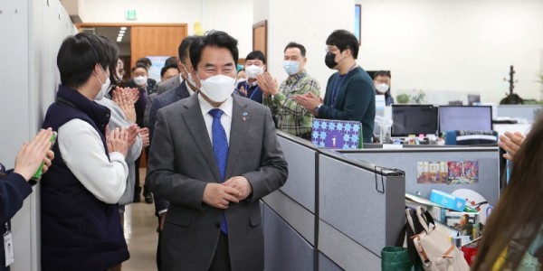 (4) 백군기 용인시장이 13일 용인특례시 출범을 축하하며 직원들과 인사하고 있다..JPG