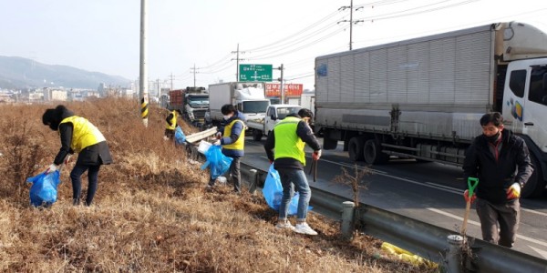 7. (1) 처인구는 설 명절을 앞두고 국도 17호선 양지_백암 17km 구간 특별 대청소를 실시했다..jpg