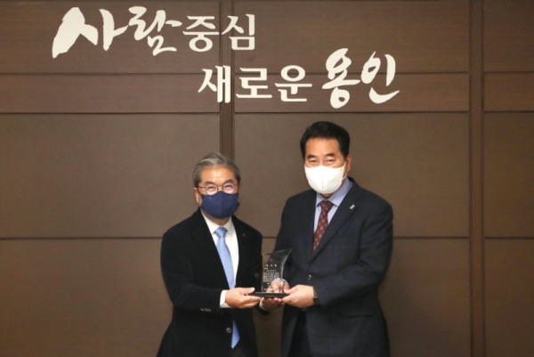 (1) 백군기 용인시장이 4일 교육 발전에 기여한 공로를 인정받아 이재정 경기도교육감(사진 왼쪽)에게 표창을 받고 기념촬영을 하고 있다..jpg