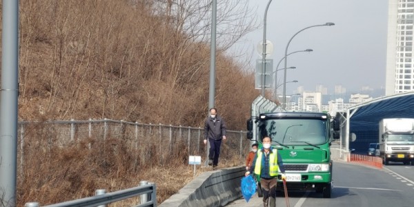 2. 기흥구가 자동차전용도로인 신갈우회도로 상하행선에 쌓인 쓰레기를 수거했다..jpg