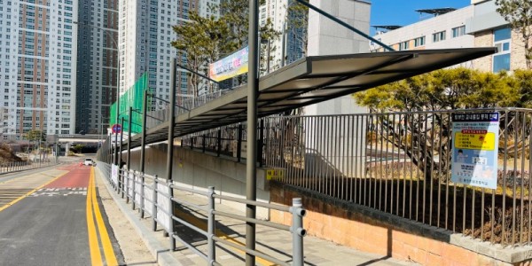 5-1. 기흥구가 아이들에게 안전하고 쾌적한 보행환경을 제공하기 위해 구갈동 용인한얼초등학교 진입로에 130m 길이의 캐노피를 설치했다. (1).jpg