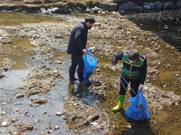 9. (1) 220323_용인시, 세계 물의 날 맞아 어린이들과 금학천 하천 정화 캠페인_사진.jpg