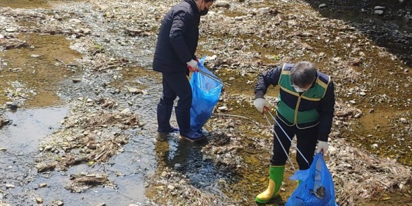 9. (1) 220323_용인시, 세계 물의 날 맞아 어린이들과 금학천 하천 정화 캠페인_사진.jpg