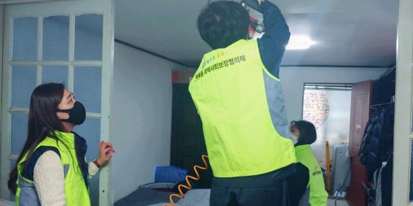 8. 역북동 지역사회보장협의체는 7일 거동이 불편한 관내 홀로어르신 가구의 주거환경 개선을 위해 집수리 봉사를 진행했다..jpg