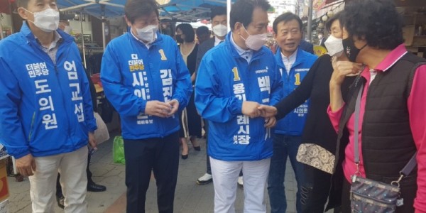 [크기변환]백군기후보가용인중앙시장에서 시민들과 환담하는모습.jpg