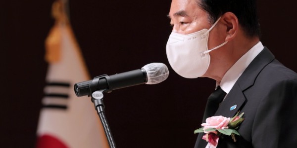 1-2. 백군기 용인시장이 6·25전쟁 제72주년 기념식에서 인사말을 하고 있다..JPG