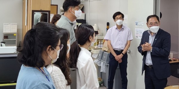 9. 권오성 구청장이 취임 행사를 대신해 구청 건설도로과를 찾아 직원들을 격려한 후 당부의 말을 하고 있는 모습.jpg