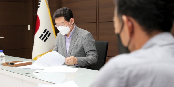 8-2. 이상일 용인특례시장이 28일 처인구 이동읍 서리 주민들과 만난 자리에서 동물장묘시설 건립과 관련된 내용을 살피고 있다..jpg