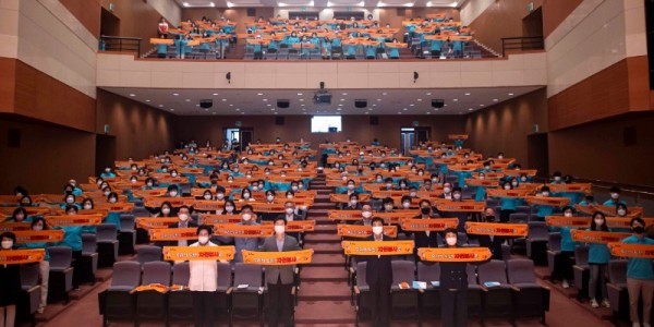 6-1. 2022 경기도종합체육대회 자원봉사 발대식 참가자들이 기념촬영을 하고 있다.JPG