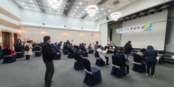 2-2. 지난 4월 용인시청 컨벤션홀에서 열린 구인구직 만남의 날 행사 모습.jpg