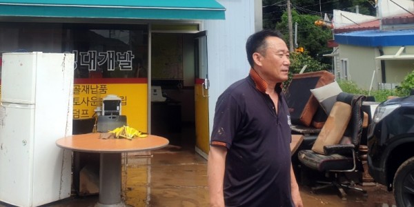 6. 220810 이상일 용인특례시장, 수해 현장에서 인명 구조 주민에게 의인 표창_사진(5) 갑자기 불어난 물 때문에 승용차에서 빠져나오지 못하고 있던 시민을 구한 이강만 씨.jpg