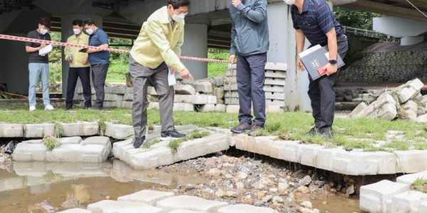 7-3.이상일 용인시장이 보정동 풍덕천제2고가 하부구간을 살펴보고 있다..jpg