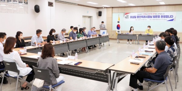 추가1-이상일 용인특례시장이 11일 역북동 주민들과 만나 현안을 논의하고 있다.JPG