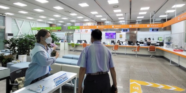 4-1. 민원안내 도우미가 민원인을 안내하고 있다..jpg