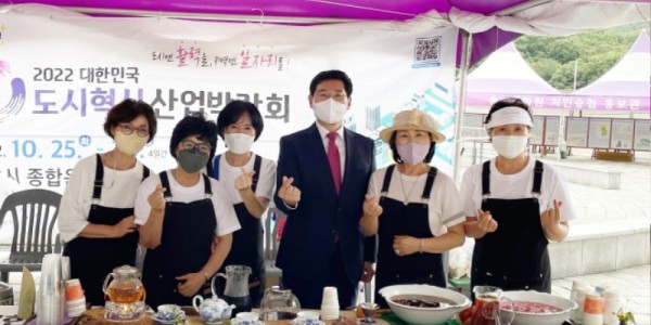 이상일 용인특례시장과 용인미르스타디움에서 음료 나눔을 하고 있는 신갈오거리 시니어 바리스타팀이 기념촬영을 하고 있다..jpeg