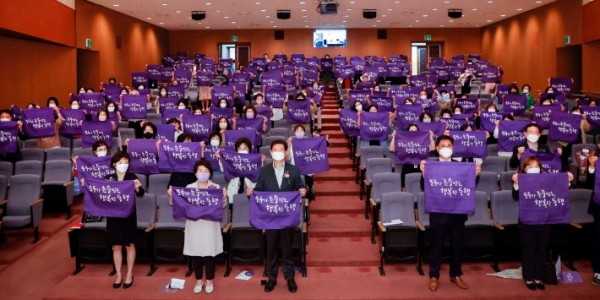 이상일 용인특례시장이 30일 ‘2022년 용인시 양성평등주간 기념식’에서 참석자들과 ‘모두가 존중받는, 행복한 동행’이라고 쓰인 보라색 천을 들고 흔들고 있다..jpg