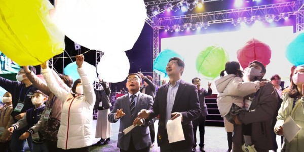 2-1.이상일 용인특례시장(오른쪽)과 윤원균 용인특례시의회 의장이 2022 용인패밀리페스티벌 개막식에서 LED풍등을 날리고 있다.jpg