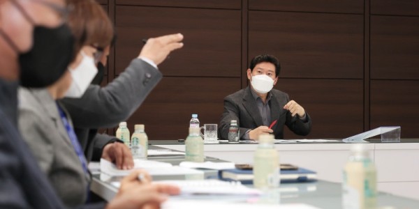 이상일 용인특례시장이 18일 수지구 동장들과 만나 지역 현안에 대해 이야기 하고 있다..JPG