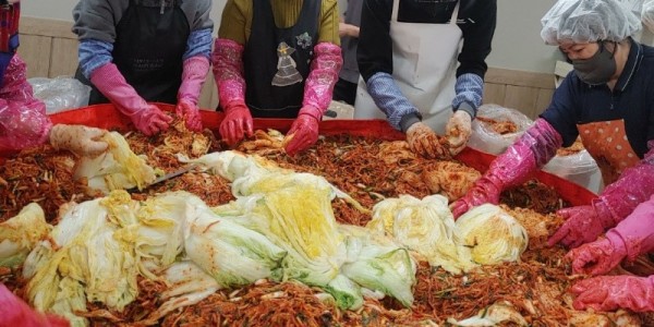 5-1. 신세계교회가 어려운 이웃들을 위한 김장김치를 담그고 있는 모습.jpg