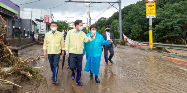 8월 9일 김동연 경기도지사가 경기도 용인시 고기동 침수 현장을 방문해 피해상황을 점검하고 있다.jpg