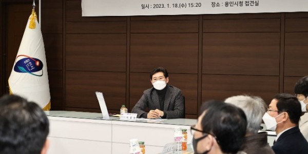 이상일 용인특례시장이 청렴시민감사관들의 건의 내용을 듣고 있다..jpg