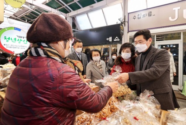 230118_이상일 용인특례시장, 용인중앙시장에 명절인사 왔습니다_사진(1).JPG