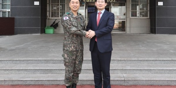 이상일 용인특례시장이 김진익 제55보병사단 사단장과 악수하고 있다..jpg