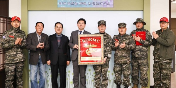 (사)용인특례시해병대전우회지가 16일 이상일 용인특례시장을 방문해 감사패를 전달하고 기념촬영을 하고 있다.-가운데 왼쪽이 이상일 용인특례시장, 오른쪽이 허정 (사)용인특례시해병대전우회지회 지회장.jpg