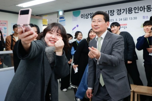 용인아동보호전문기관 굿네이버스 경기용인지부 직원들과 사진을 찍고 있는 이상일 용인특례시장.jpg