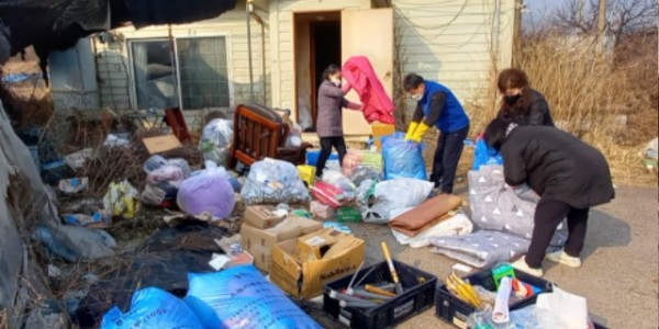 7-1. 원삼면 지역사회보장협의체가 주거환경이 열악한 취약가정의 주거환경 개선을 도왔다.jpg