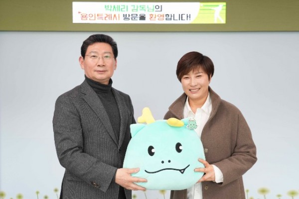 7-2. 이상일 용인특례시장과 박세리 감독이 시 캐릭터 조아용을 들고 기념사진을 찍고 있다..jpg
