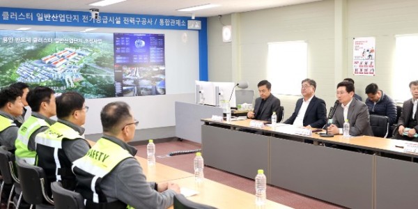 11-1.이상일 용인특례시장이 7일 처인구 원삼면 용인 반도체클러스터 공사 현장 사무실을 방문해 핵심기반시설 조성에 최선을 다해줄 것을 주문했다..JPG