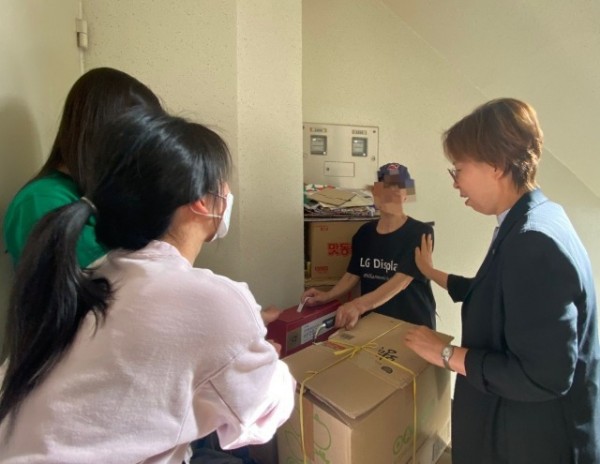 8. 죽전1동 관계자들이 취약계층 이웃에 건강음료를 전달했다.jpg