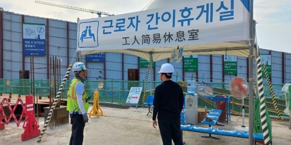 2. 용인특례시가 폭염을 앞두고 건설 근로자 안전을 위해 휴게시설을 점검한다.JPG