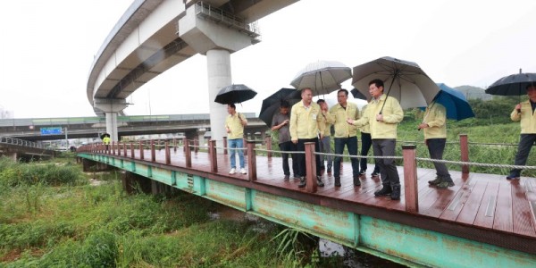 3. 이상일 용인특례시장(오른쪽)이 지난 23일 경안천 대대천 합류지점에서 관계 공무원들과 함께 하천 준설 및 배수 상태를 점검하고 있다..JPG