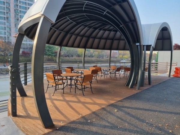 2-1. 용인특례시가 수지구 탄천 산책로에 쉼터를 조성했다.jpg