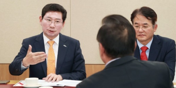 10-1. 이상일 용인특례시장이 23일 세종시에서 우동기 지방시대위원장을 만나 특례시 권한 확보를 위해 적극 지원해달라고 요청하고 있다.jpg