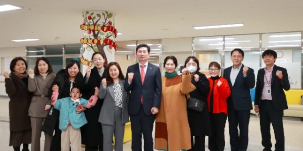 3-1. 이상일 용인특례시장이 지난 1일 다움학교를 방문해 교장과 용인교육지원청 관계자, 학부모를 만나 의견을 나눴다..JPG