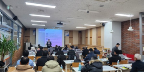 (사진자료) 2월6일_ 공공판로사업 설명회에 관내 기업 대표 및 임직원들이 참석해 교육을 듣고 있다..jpg