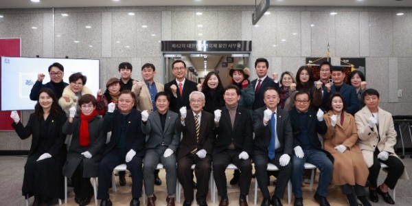 1-4. 용인특례시는 지난 2일 수지구 죽전동 용인포은아트홀 지하 1층 로비에서 ‘제42회 대한민국연극제 용인사무국’ 개소식을 열었다. 사진은 내빈들 기념촬영 모습..JPG