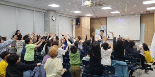 2. 모현도서관이 지난 16일 왕산초 3학년 학생들을 초청해 시청각실에서 버블공연을 선보였다..jpg