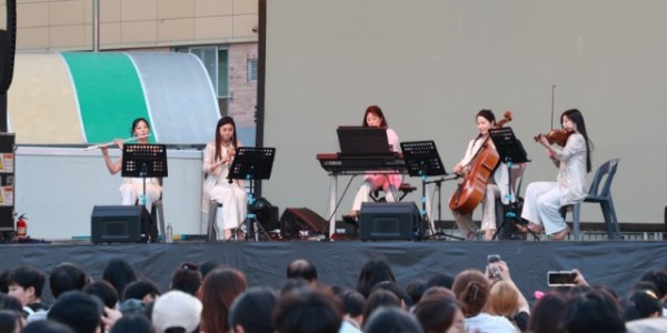 4-2. 지난 17일 용인특례시 기흥구 영덕2동 청곡초등학교에서 열린 기흥행복콘서트 현장.jpg