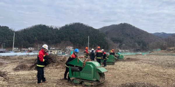(사진자료)+산불발생+예방을+위해+영농부산물+파쇄+작업+수행.jpeg
