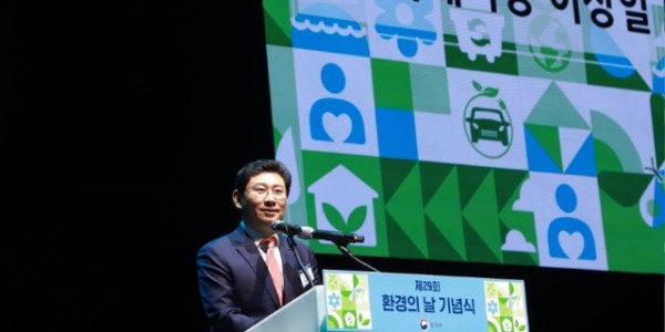 5-1. 5일 용인특례시 수지구 용인포은아트홀에서 제29회 환경의 날 기념식이 개최됐다. 사진은 이상일 용인특례시장이 환영사를 하고 있는 모습.jpg