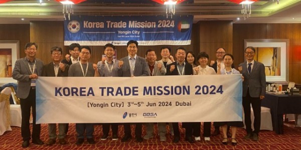 2. 용인특례시 해외시장 시장개척단이 지난 4일 아랍에미리트 두바이에서 상담회 후 기념촬영을 하고 있다.jpg