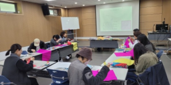 2-1. 보라도서관 특성화주제인 전통 관련 프로그램에 시민들이 참여한 모습.jpg