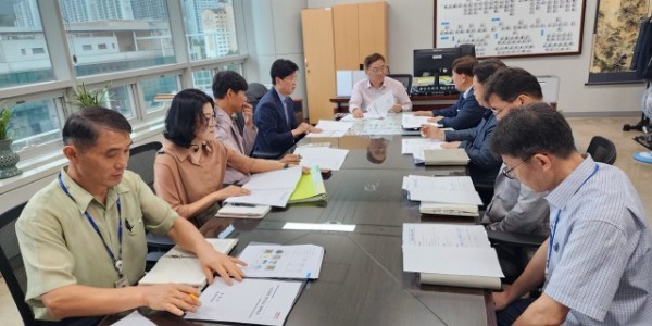 1-1. 용인특례시는 21일 황준기 제2부시장 주재로 기흥저수지 관리 기관인 한국농어촌공사와 함께 녹조 대책 마련을 위한 긴급회의를 열었다..jpg