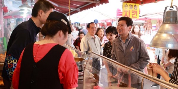 2-1. 이상일 용인특례시장은 10일 추석 명절을 앞두고 처인구 김량장동 용인중앙시장을 찾아 직접 장을 보며 상인들을 격려하고, 장을 보기 위해 시장을 찾은 시민들에게 명절 인사를 건넸다..JPG