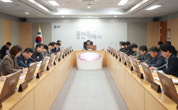 5-1. 이상일 용인특례시장이 17일 열린 간부공무원 회의에서 시민체감 생활밀착형 행정의 중요성을 강조하고, 원활한 사업 추진을 참석자들에게 주문했다..jpg