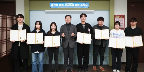 13-1. 24일 용인특례시청 시장실에서 이상일 시장이 용인학 우수학생들과 기념사진을 찍고 있다..jpg